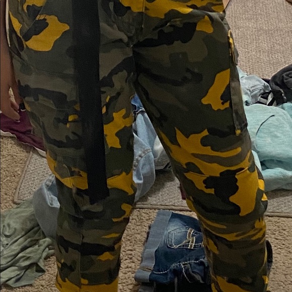 Camo pants with pockets and belt - Picture 2 of 6